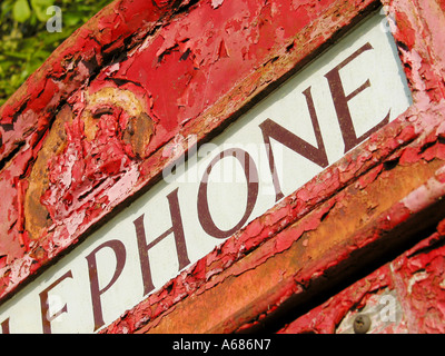 Detail der verfallenen klassische rote Telefonzelle Glastonbury Somerset England Stockfoto