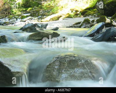 Schnelles Streaming-Bach fließt über Felsen Zillertal Tirol Österreich Stockfoto