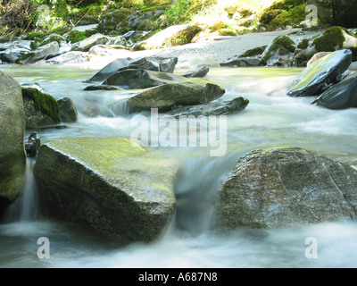 Schnelles Streaming-Bach fließt über Felsen Zillertal Tirol Österreich Stockfoto