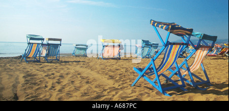 Panorama mit leeren Strandkörbe am einsamen Strand in der Nähe von Sandown Isle Of Wight England Stockfoto