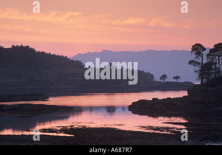Rosa Sonnenuntergang über Loch Torridon in Schottland, Vereinigtes Königreich Stockfoto