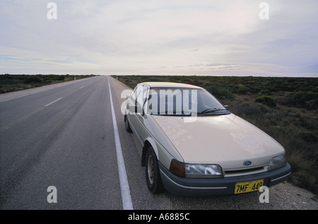 Auto am Straßenrand angehalten Stockfoto