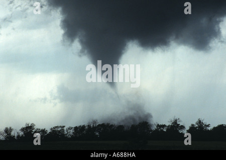 Eine enge tornado Formulare unter der Wand Wolke eines supercell Thunderstorm während ein Tornado Outbreak in Nebraska, USA. Mai 2004 Stockfoto