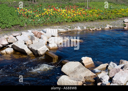 Kleiner getauchten Damm ist Bestandteil der künstlichen Fischtreppe mitten in einem Park vorbei an der Wasser-Kraftwerk-Damm am Oulujoki Finnland Stockfoto