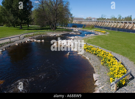 Künstliche Fischtreppe System durch einen Park, übergibt den Merikoski Wasserkraftwerk Damm (im Hintergrund) am Fluss Oulujoki, Finnland Stockfoto