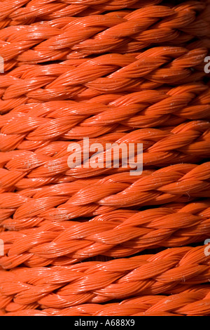 Nahaufnahme einer Spule von Geflochtenen orange nylon Seil Stockfoto