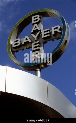 Unternehmenslogo der Bayer AG in Leverkusen, Nordrhein-Westfalen, Deutschland. Stockfoto