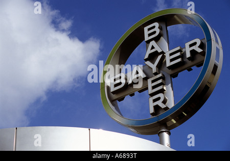 Unternehmenslogo der Bayer AG in Leverkusen, Nordrhein-Westfalen, Deutschland. Stockfoto