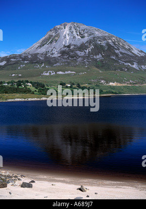 steilen einseitige Berg spiegelt sich in einem Süßwasser-See in der irischen Landschaft, Schönheit in der Natur Stockfoto