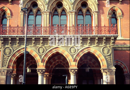 Die Fassade des Bahnhofs St. Pancras, Euston Road, London Stockfoto