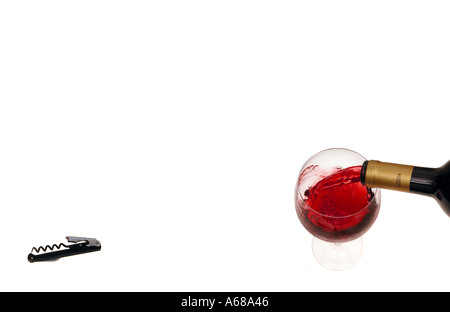 Rotwein in Glas gießen Ausschnitt Korkenzieher Cork Schraube doppelseitig für Text-Layout-Seite ausschneiden Stockfoto