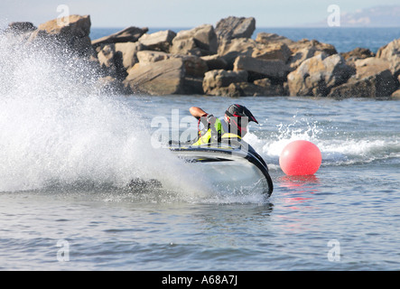 Junger Mann in Richtung einer Markierungsboje auf einem kleinen Jetbike oder Jetski zu beschleunigen, während eines Rennens auf dem Meer oder Ozean Stockfoto