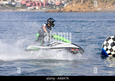 Junger Mann in Richtung einer Markierungsboje auf einem kleinen Jetbike oder Jetski zu beschleunigen, während eines Rennens auf dem Meer oder Ozean Stockfoto