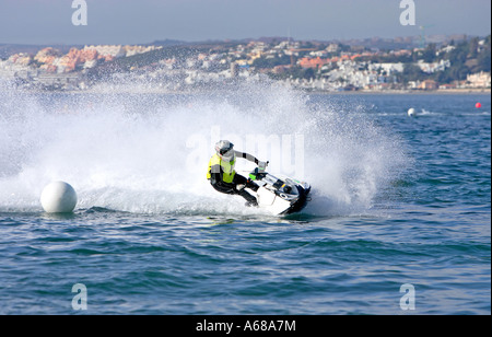 Junger Mann in Richtung einer Markierungsboje auf einem kleinen Jetbike oder Jetski zu beschleunigen, während eines Rennens auf dem Meer oder Ozean Stockfoto