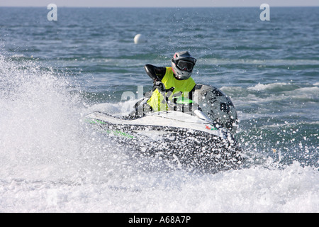 Junger Mann in Richtung einer Markierungsboje auf einem kleinen Jetbike oder Jetski zu beschleunigen, während eines Rennens auf dem Meer oder Ozean Stockfoto