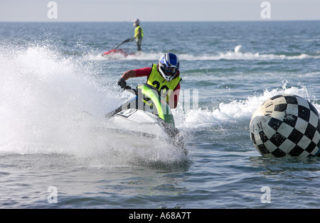 Junger Mann in Richtung einer Markierungsboje auf einem kleinen Jetbike oder Jetski zu beschleunigen, während eines Rennens auf dem Meer oder Ozean Stockfoto