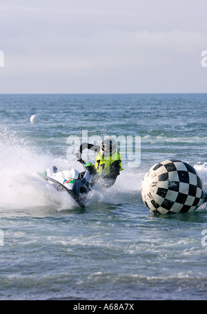 Junger Mann in Richtung einer Markierungsboje auf einem kleinen Jetbike oder Jetski zu beschleunigen, während eines Rennens auf dem Meer oder Ozean Stockfoto