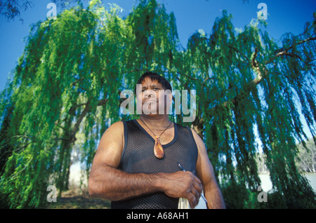 Aborigine-zeitgenössische Künstler Ian Abdulla skizzieren an Loch Luna South Australia Stockfoto