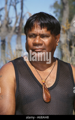 Aborigine-zeitgenössische Künstler Ian Abdulla skizzieren an Loch Luna South Australia Stockfoto