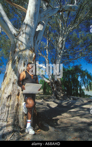 Aborigine-zeitgenössische Künstler Ian Abdulla skizzieren in der Nähe von Loch Luna South Australia Stockfoto