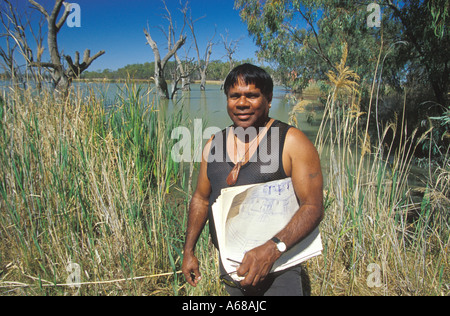 Aborigine-zeitgenössische Künstler Ian Abdulla skizzieren in der Nähe von Loch Luna South Australia Stockfoto