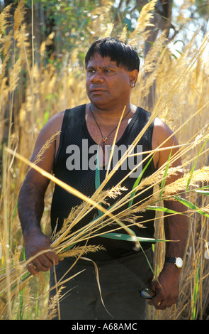 Aborigine-zeitgenössische Künstler Ian Abdulla sammelt Gräser an Loch Luna South Australia Stockfoto