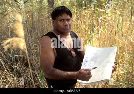 Aborigine-zeitgenössische Künstler Ian Abdulla skizzieren in der Nähe von Loch Luna South Australia Stockfoto