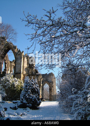 Die Ruinen der St. Mary's Abbey in den Gärten des Yorkshire Museums nach starkem Schnee in York. Stockfoto