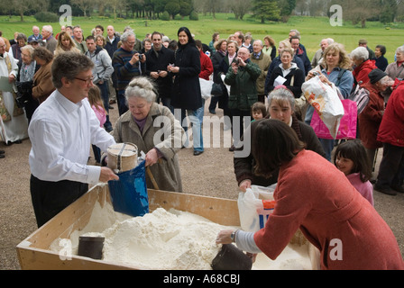 Tichborne Dole, jährlich am Lady Day, 25. März, verteilen Anthony und Catherine Loudon Dole Mehl. Tichborne, Alresford, Hampshire Vereinigtes Königreich. 2007 2000er Jahre Stockfoto