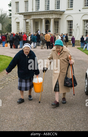 Tichborne Dole, jährliche Mehldose, die den Gemeindemitgliedern jährlich am Lady Day am 25. März gegeben wird. Tichborne in der Nähe von Arlesford Hampshire UK. 2007 HOMER SYKES Stockfoto