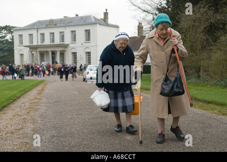 Tichborne Dole, jährliche Mehldose, die den Gemeindemitgliedern jährlich am Lady Day am 25. März gegeben wird. Tichborne in der Nähe von Arlesford Hampshire UK. 2007 HOMER SYKES Stockfoto