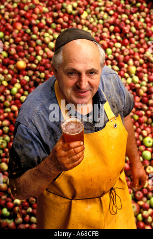 Deutschland, Frankfurt, Herr Wolfgang Wagner und frische Presse Apfelwein Stockfoto
