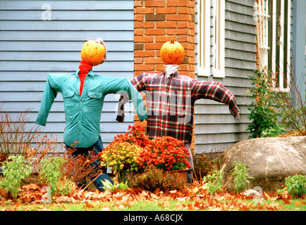 Kürbiskopf Vogelscheuchen in einem Garten, Sailsbury, Connecticut, New England, USA Stockfoto