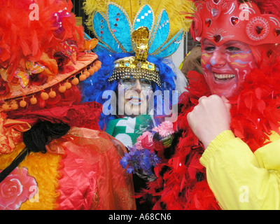 Rahmen füllen Farben der drei kaukasischen Damen in roten und blauen Kostüm an Karneval Maastricht Niederlande Stockfoto