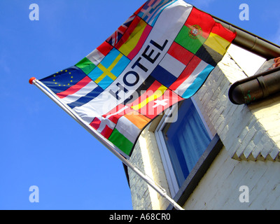 internationalen einladende Flagge am Mast vor Hotel Stockfoto