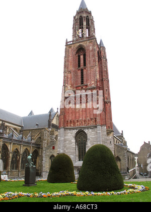 Henric van Veldeke Quadrat mit roten Turm von St. Johns Kirche Maastricht Niederlande Stockfoto