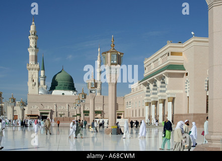 Nabawi Moschee in Medina Saudi Arabien der Prophet Muhammad (Friede sei mit ihm) wurde hier unter der grünen Kuppel beigesetzt. Stockfoto