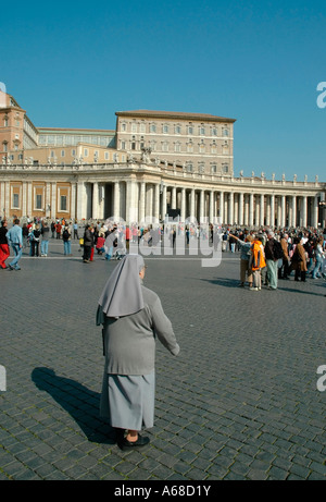 Nonne, die zu Fuß Stockfoto