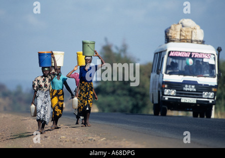 Frauen holen sauberes Trinkwasser in Eimer und Behälter, Moshi, Kilimanjaro-Region, Tansania Stockfoto