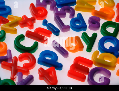 Childs Kinderspiel Magnetbuchstaben Rechtschreibung Stockfoto