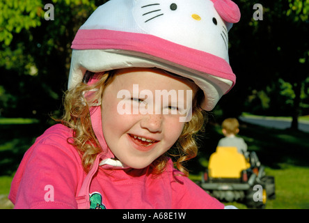 Lächelnd fünf Jahres altes Mädchen mit Fahrrad-Schutzhelm Stockfoto