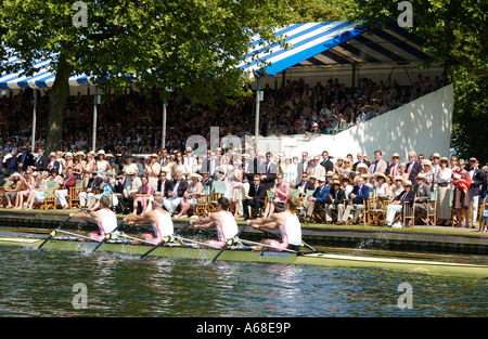 Vierer ohne Steuermann Vieren Rennen bis ins Ziel post vorbei an Zuschauer in die Stewards Gehäuse bei Henley Royal Regatta Stockfoto