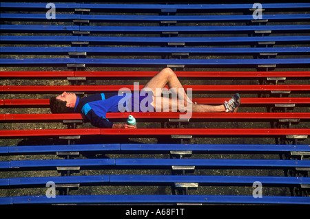 Erschöpfte Läufer nach einer harten Trainingseinheit Stockfoto