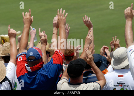 Die Barmy Army, Englisch cricket Fans feiern 6. Perth, Western Australia Stockfoto