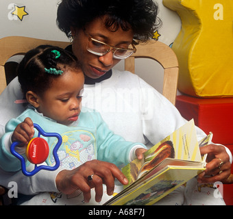 Bedtime Story Mutter liest Tochter Stockfoto