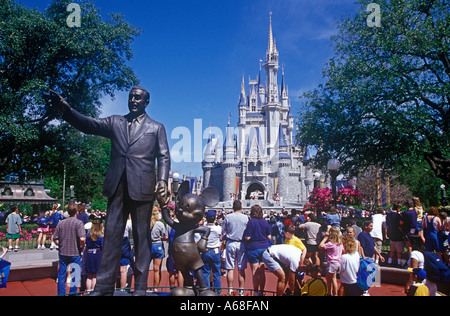 Statue von Walt Disney und Micky Maus am Eingang zum bezaubernden magischen Königreich. Disneyworld, Orlando, Florida Stockfoto
