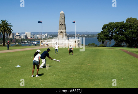 Familie spielen Cricket vor Kriegerdenkmal, Kings Park, Perth, Western Australia Stockfoto