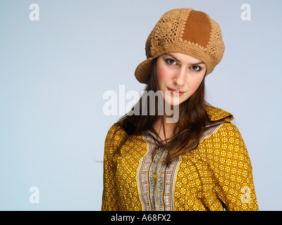 Porträt einer Frau mit lange brünette Haare, trägt eine gehäkelte Baskenmütze Stockfoto