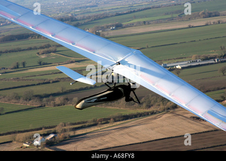 Luft-Luft-Schuss von hoher Perfomance Hängegleiter über Felder in Wiltshire UK Stockfoto