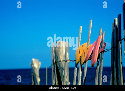 Flip-Flops hängen an einem Strand Düne Zaun Wellfleet Cape Cod MA Stockfoto